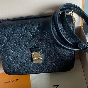 Brand new LOUIS VUITTON black leather POCHETTE MÉTIS.